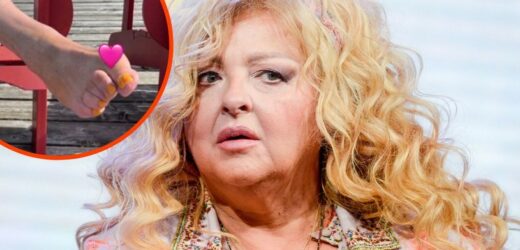 Rozanielona Magda Gessler na leżaku. Restauratorka zakryła szpecący mankament na stopie