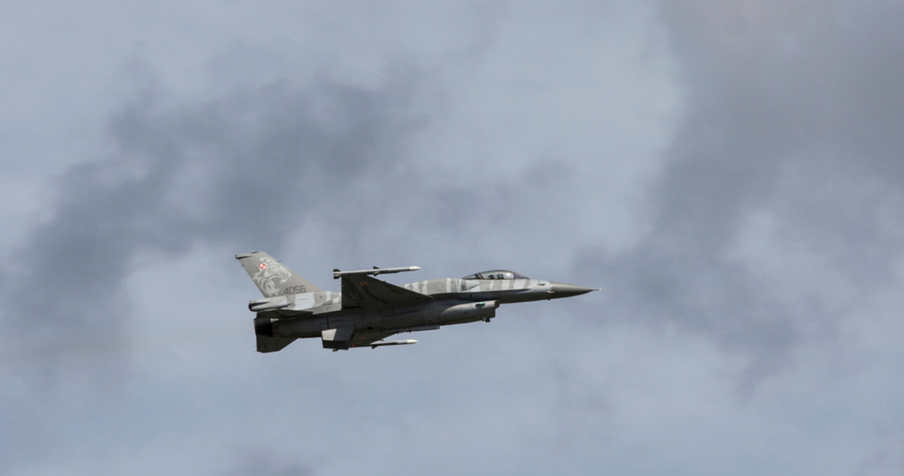 Odgłosy wybuchów na Mazowszu. Policja: F-16 przekroczyły granicę dźwięku