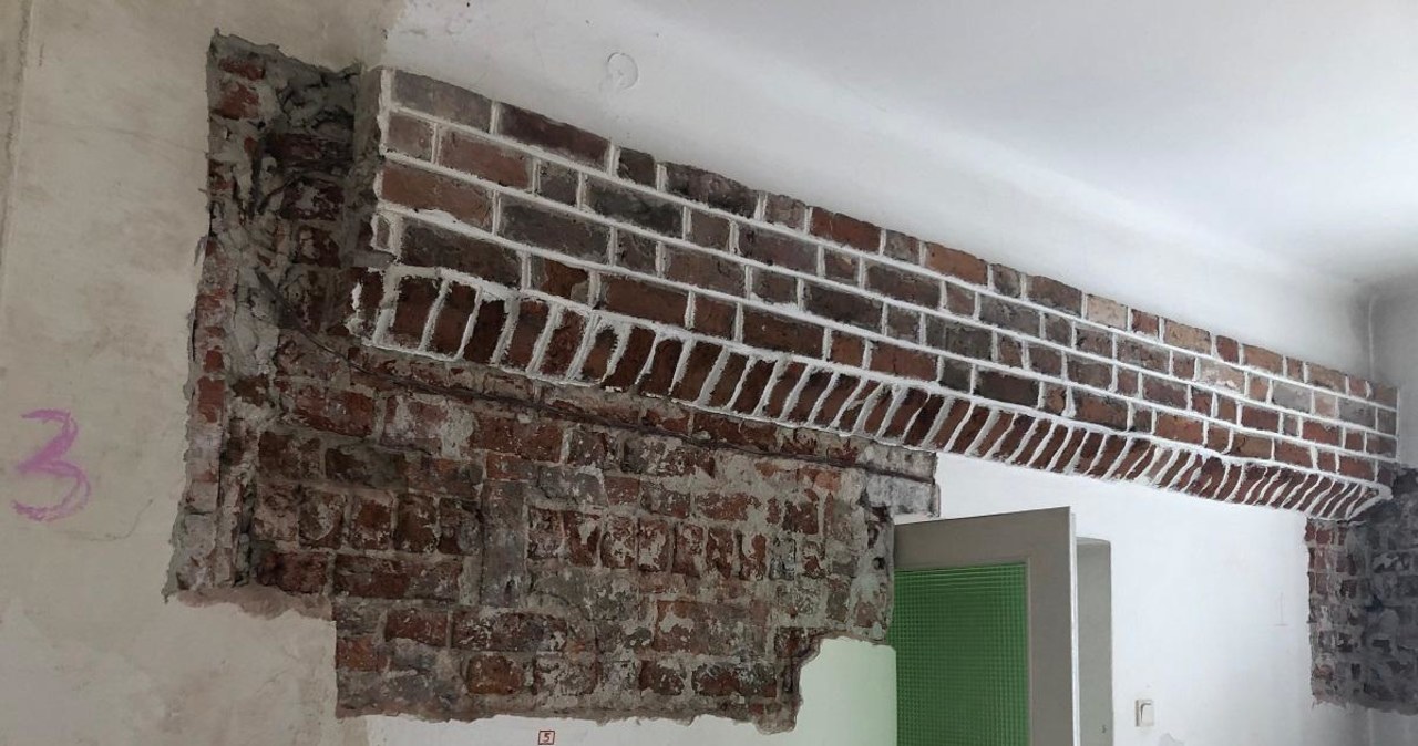 W staromiejskiej kamienicy odkryto fragmenty średniowiecznych ścian