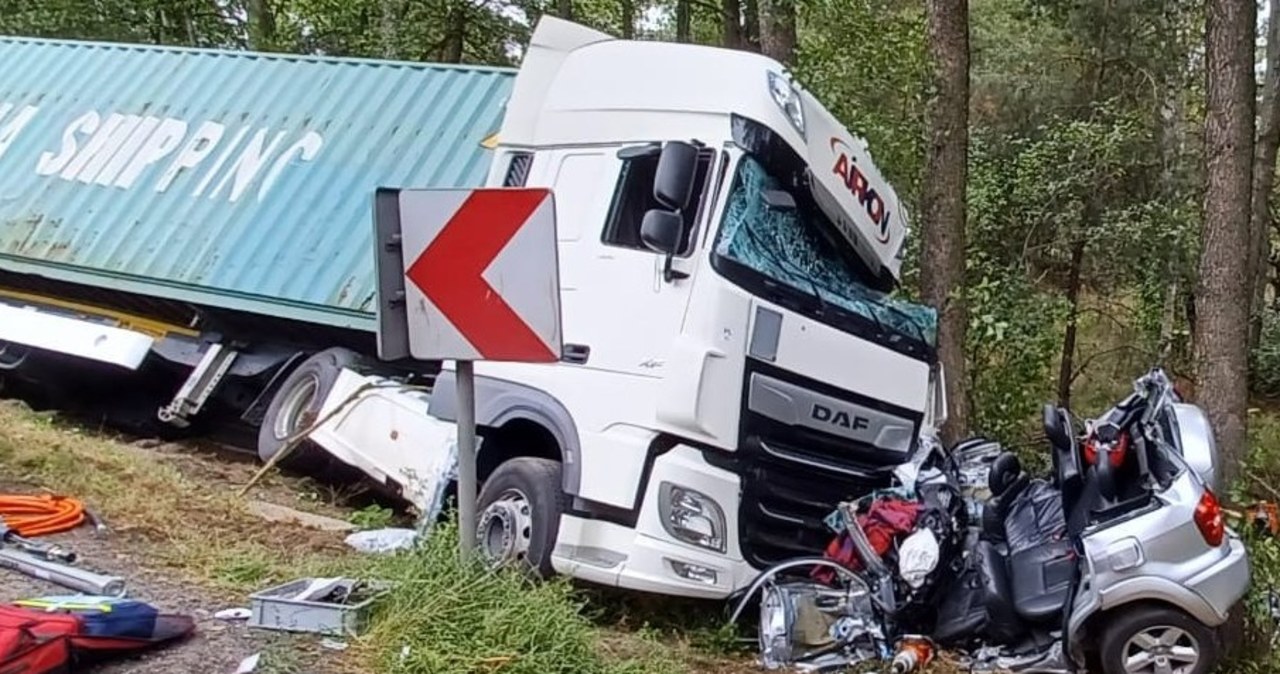 Zderzenie dwóch osobówek i tira na Mazowszu
