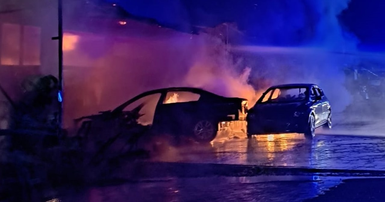 Spłonęło siedem samochodów. Pożar warsztatu koło Kielc