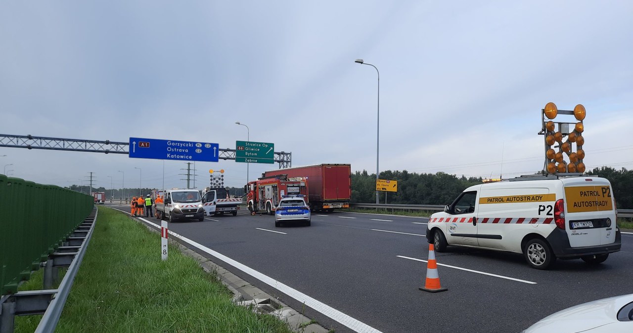 Utrudnienia na A1. Wyciekło paliwo