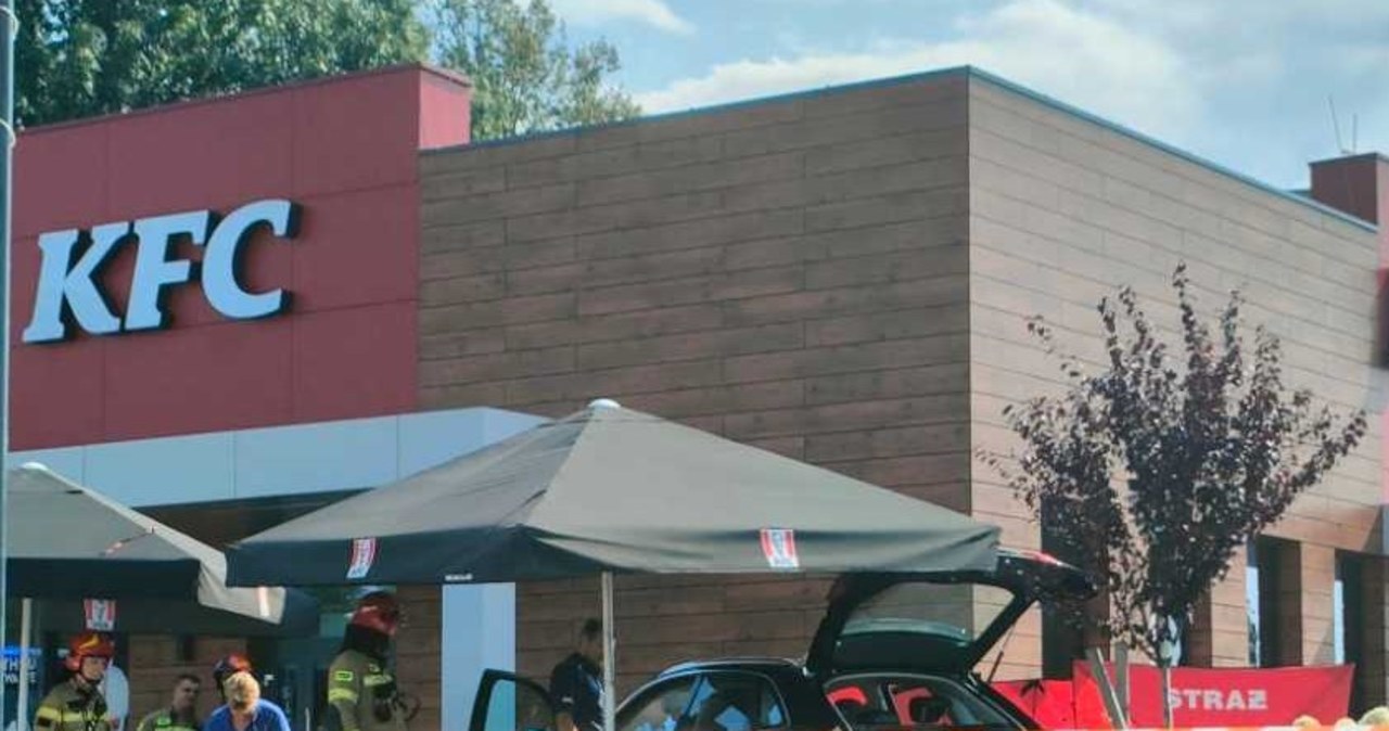 Auto staranowało restauracyjne stoliki. Są ranni