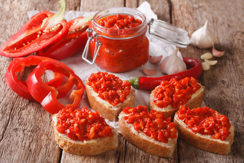 Polacy uwielbiają ten smak – zajadają się tym na wakacjach w Chorwacji. Jak zrobić ajvar?