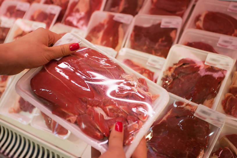 Wracasz z zakupów, a opakowanie mięsa jest spuchnięte. Czy można zjeść taki produkt?