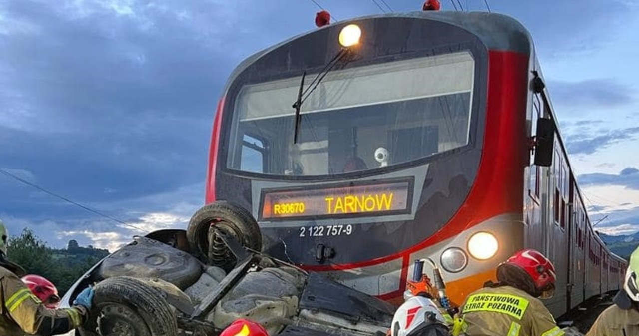 Zderzenie auta z pociągiem. Jedna osoba zginęła, są ranni
