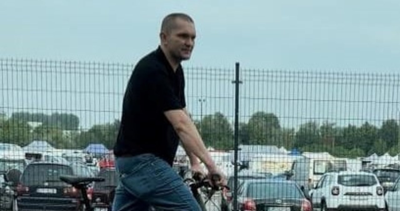 Groził posłowi, potem wybił szybę w jego aucie. Policja szuka sprawcy