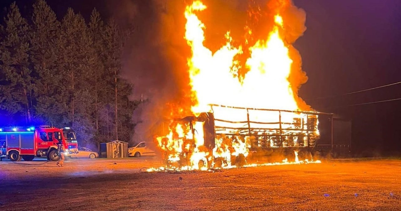 Nocny pożar ciężarówek w Przedborzu na Podkarpaciu
