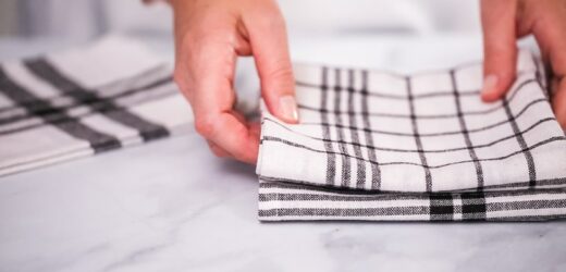 Pierzesz ręczniki kuchenne w pralce? To błąd! Babcie wiedziały, jak prawidłowo je wyczyścić