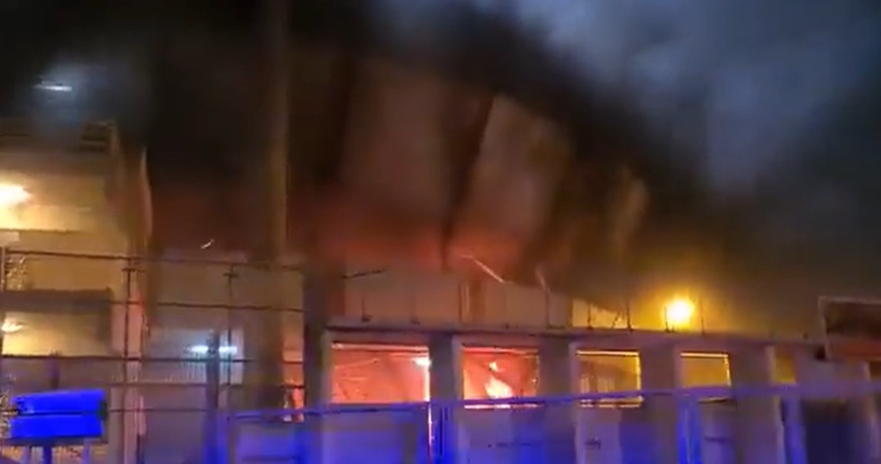 Kibice odpalili racę po porażce. Spalił się cały stadion