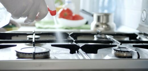 Kuchenka w końcu przestanie straszyć. Oto środki, które rozpuszczają brud!