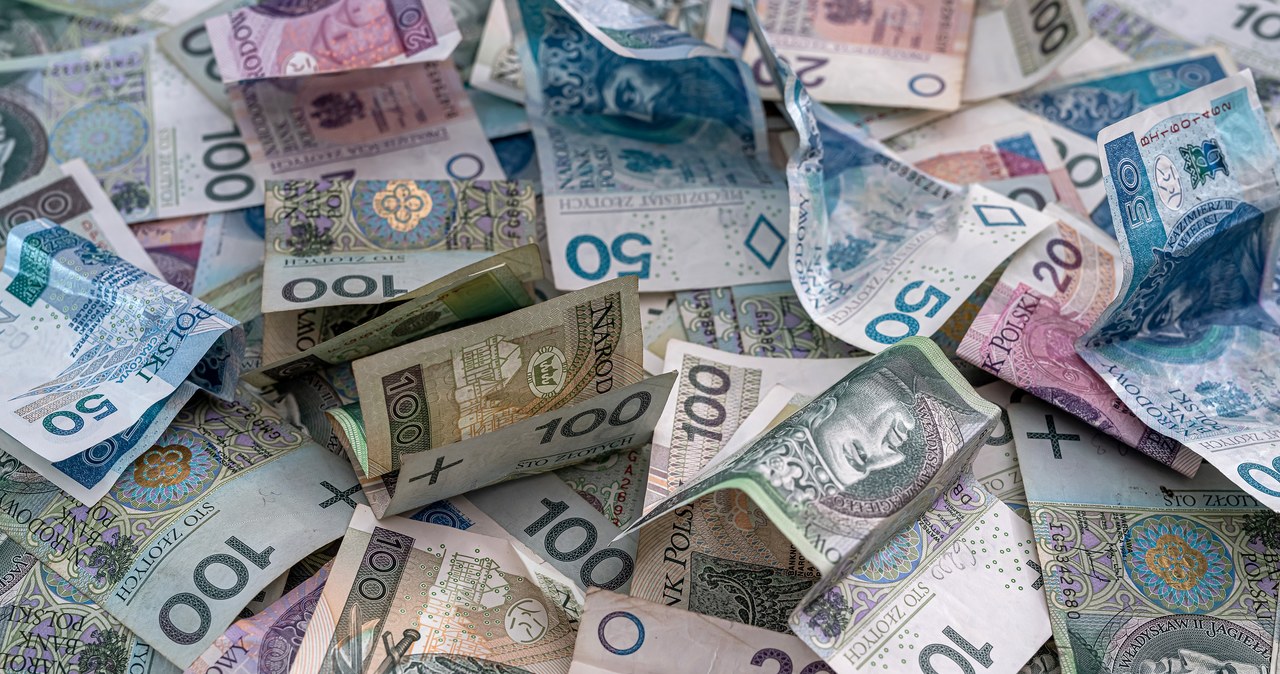 Panika na rynkach po obniżeniu stóp. Złoty ostro w dół