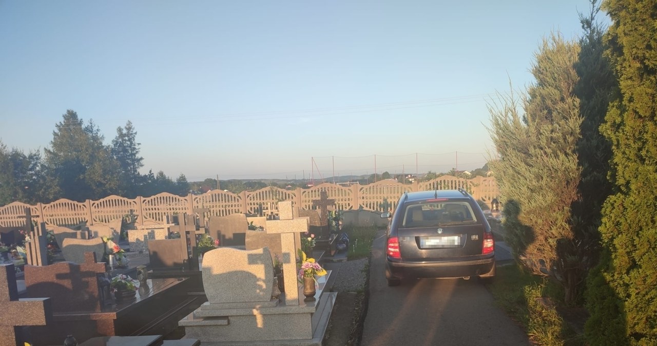 Zabawa w chowanego. Wjechał autem na cmentarz