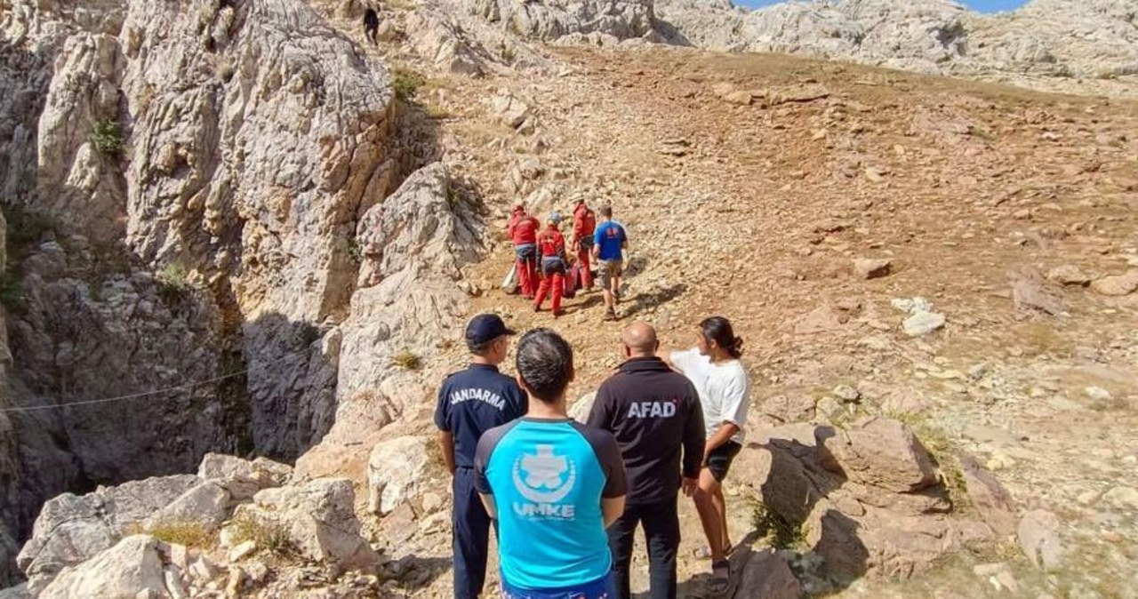 Dramatyczna akcja: Naukowiec utknął 1000 m pod ziemią, pomagają Polacy