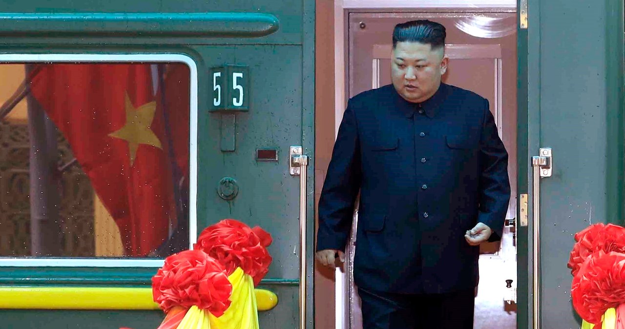 Pancerny pociąg wiezie Kim Dzong Una na spotkanie z Putinem