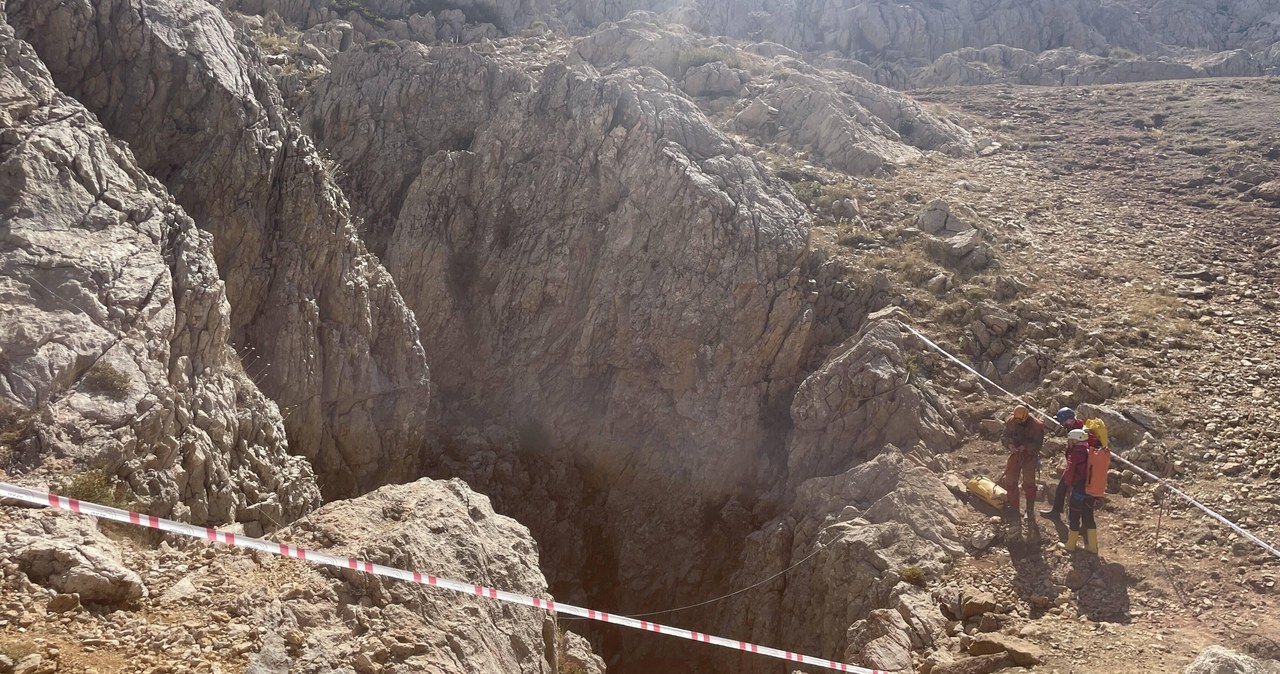 Speleolog wydobyty na powierzchnię! Spędził ponad tydzień w jaskini w Turcji