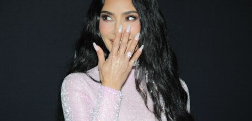 Kim Kardashian w sukience z golfem. Wszyscy patrzyli tylko na nią