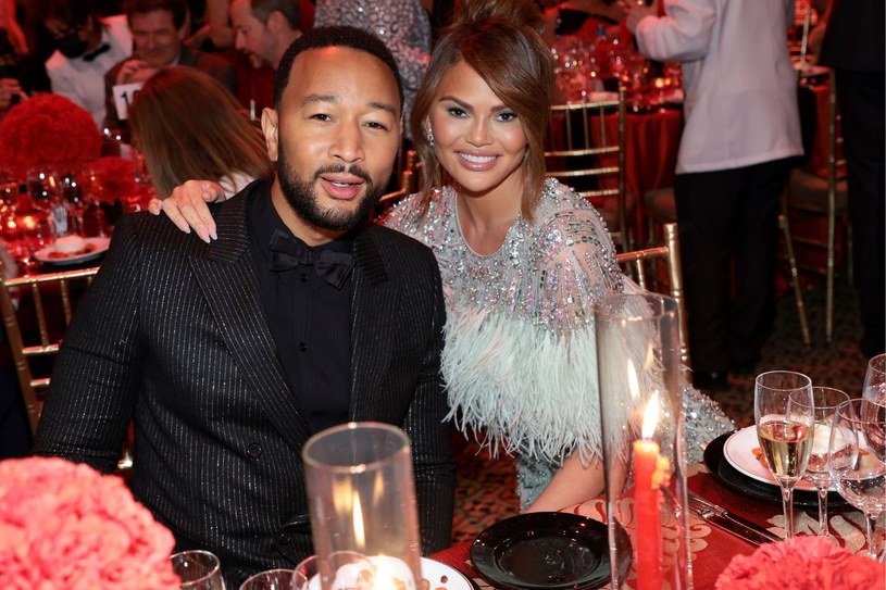 Chrissy Teigen odnowiła przysięgę małżeńską. Wybrała na tę okazję wyjątkową kreację