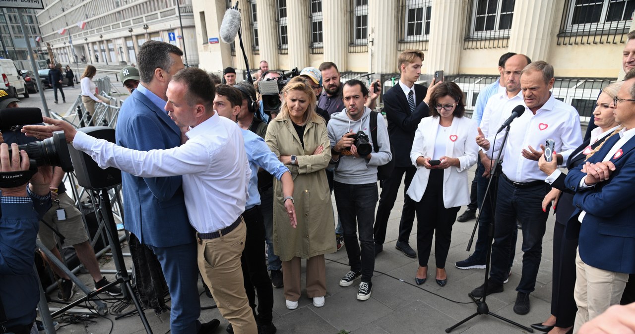 Awantura przed siedzibą TVP. Przerwana konferencja Tuska