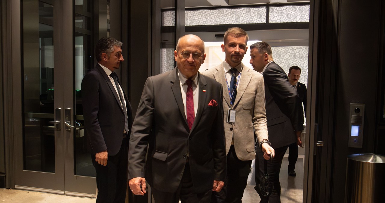 Afera wizowa. RMF FM: Rau zachowa stanowisko, notowania PiS ważniejsze