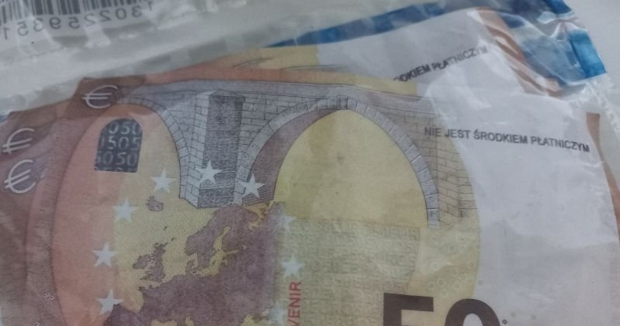 Chciał wymienić zabawkowe pieniądze. Mówił, że wypłacił je w bankomacie