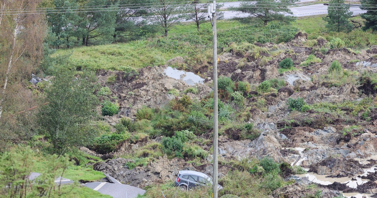 Gigantyczne osuwisko na autostradzie w Szwecji. Wpadły do niego auta