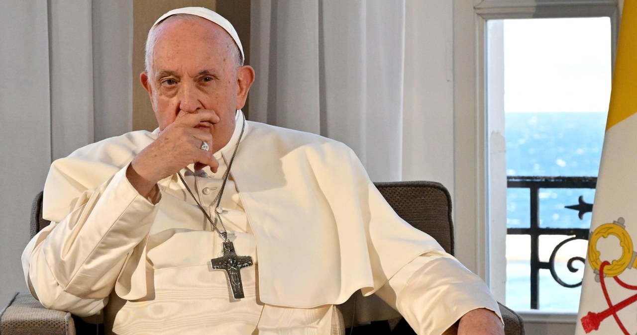 Papież krytykowany za słowa o „radosnej integracji” migrantów we Francji