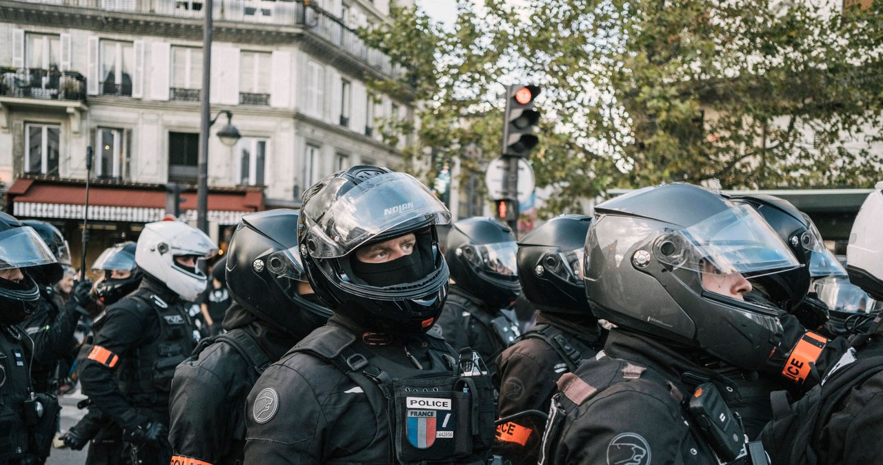 Paryski protest przeciwko przemocy. Policjantów uratowała jednostka specjalna