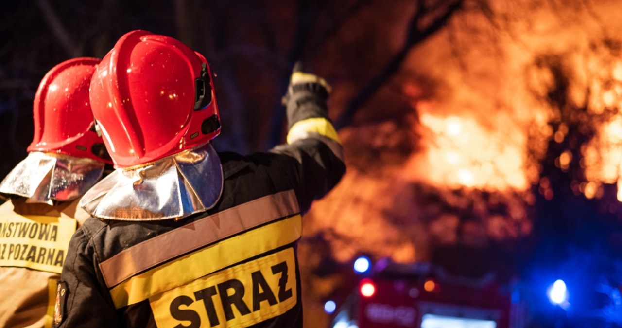 Pożar garażu i stodoły w Łódzkiem. Dwie osoby zostały poszkodowane