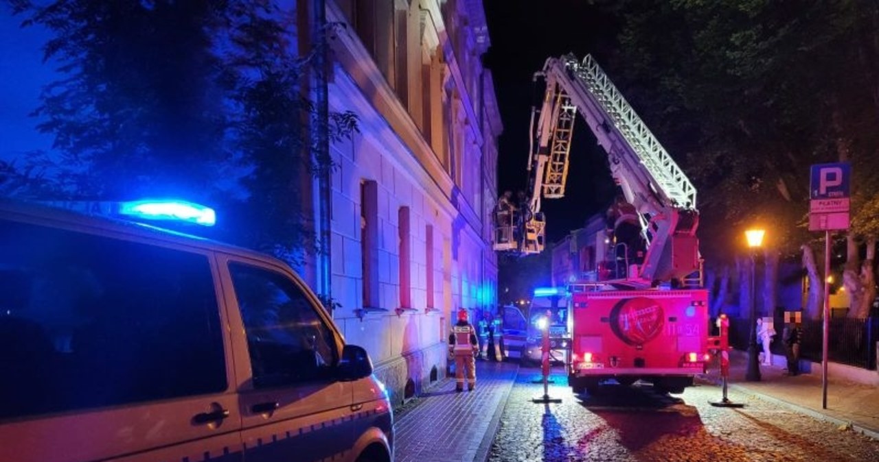 Zamknęła dwoje dzieci w domu i poszła na piwo. Strażacy wyciągnęli je przez okno