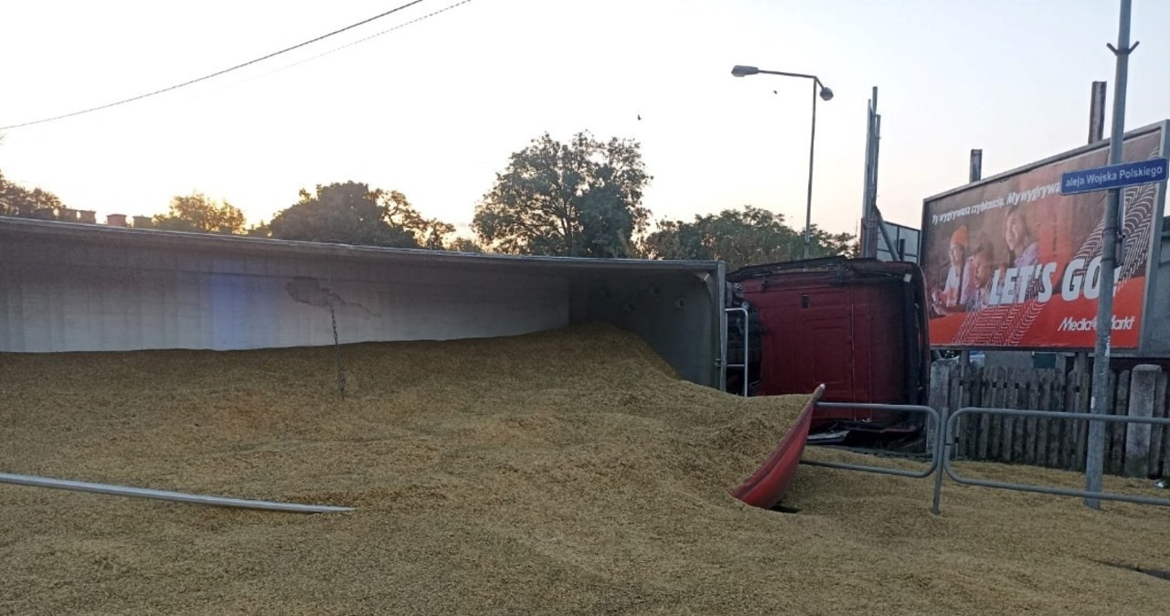20 ton zboża na drodze pod Ostrołęką [ZDJĘCIA]