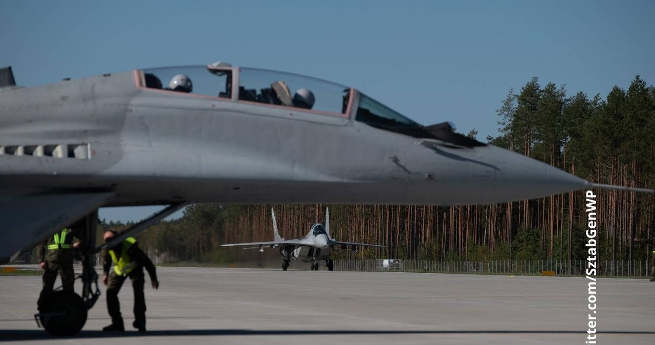 F16 wylądowały na drodze wojewódzkiej. Trwa szkolenie sił powietrznych