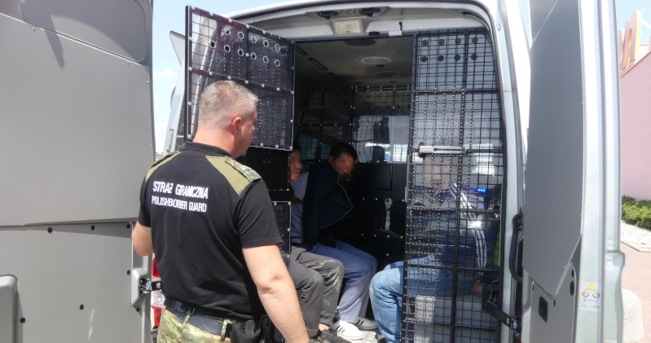 ​W dostawczaku przewoził 31 nielegalnych migrantów
