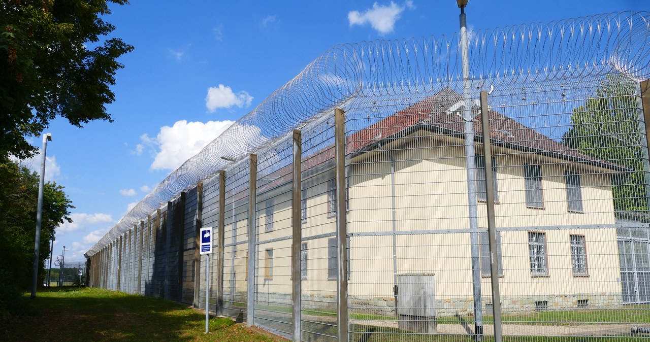 Ochroniarz ośrodka dla uchodźców oskarżony o 77 gwałtów na kobietach