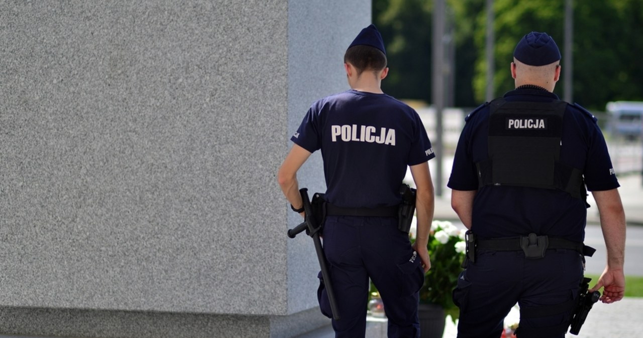 Atak nożem koło galerii handlowej. 18-latek usłyszał 6 zarzutów