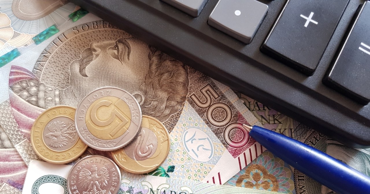 Złoty w dół. Ceny w sklepach w górę. Kampania nie sprzyja stabilności waluty