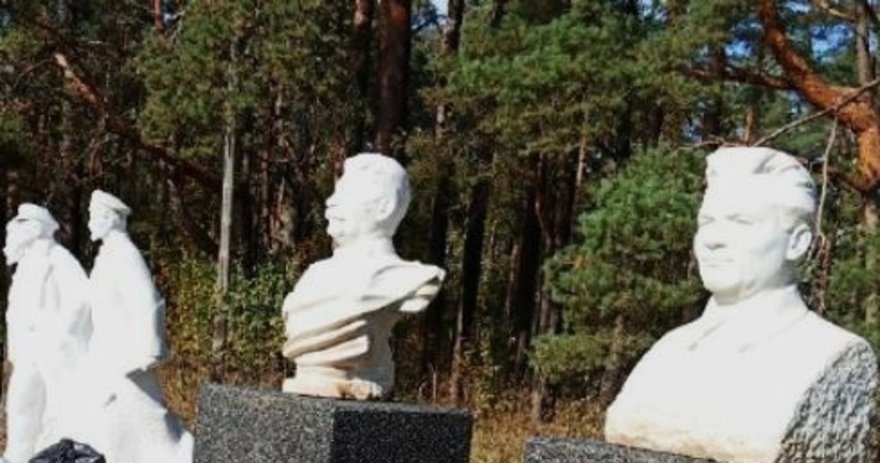 Popiersia Stalina i Dzierżyńskiego ustawione nad grobami Polaków