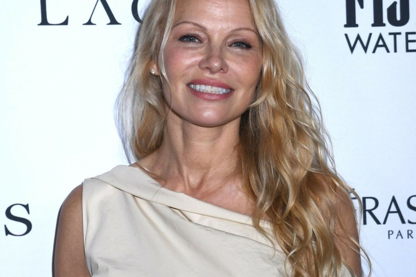 56-letnia Pamela Anderson wywołała burzę. Na pokaz mody przyszła bez grama makijażu