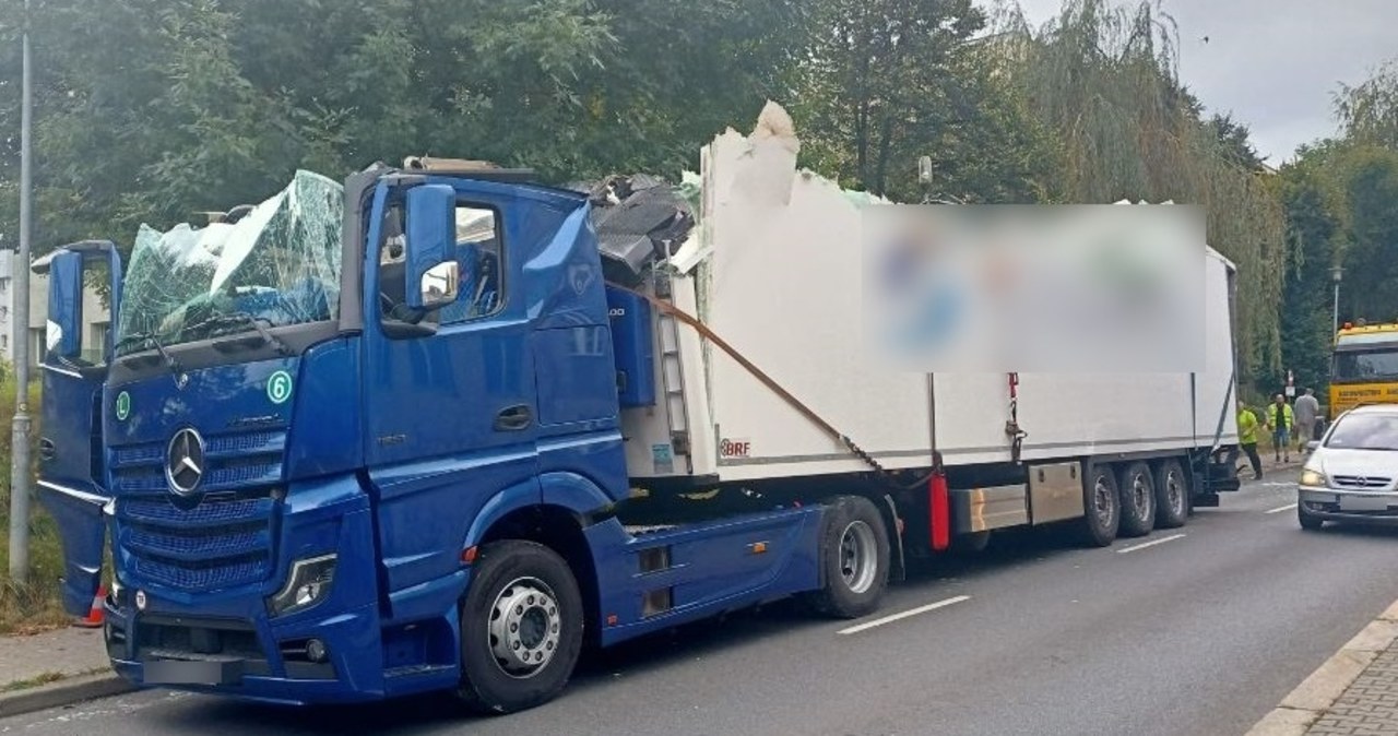 Zaklinował się tirem pod wiaduktem. Poważnie zniszczył pojazd