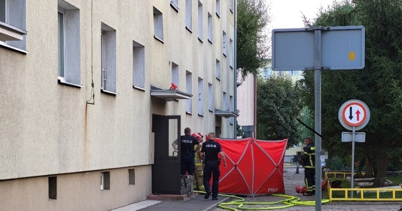 65-latka ewakuowana z płonącego mieszkania. Uratowali ją policjanci