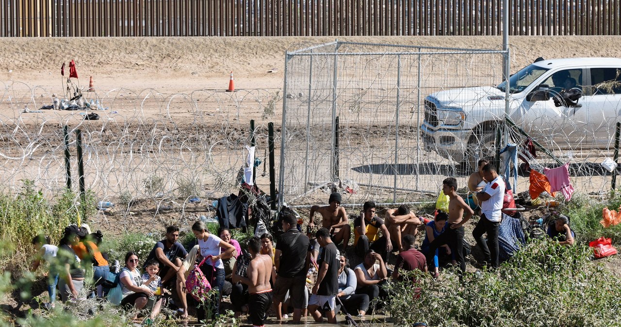 Tłumy migrantów docierają nad granicę Meksyku z USA