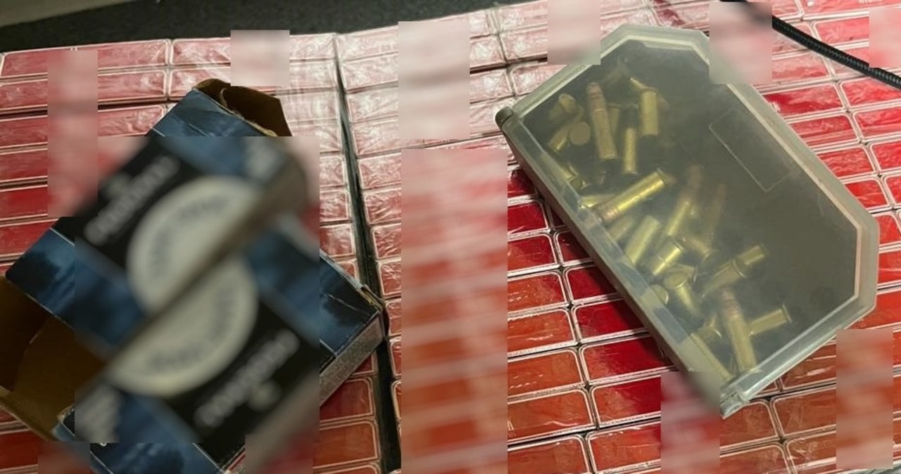 Broń, narkotyki i papierosy w skrytce. Areszt dla 39-latka
