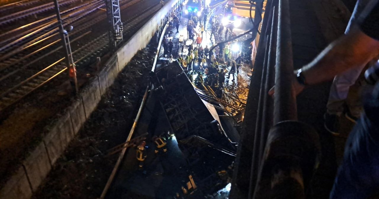 Autobus spadł z wiaduktu, a potem się zapalił. Tragiczny wypadek we Włoszech