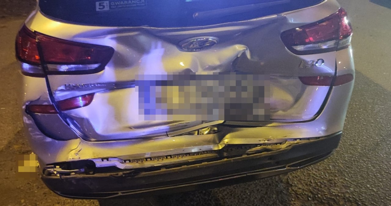 Pomylił „reverse” z „drive”, zniszczył 4 auta, zawisł na ogrodzeniu
