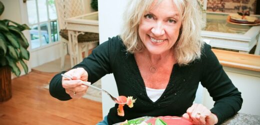 Po kolacji poświęć 15 minut na tę czynność. Kilogramy zaczną spadać, a stan zdrowia się poprawi