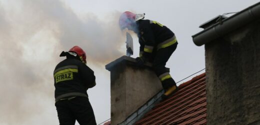 Problem pojawia się wraz z nadejściem jesieni. Czym grozi pożar sadzy w kominie?