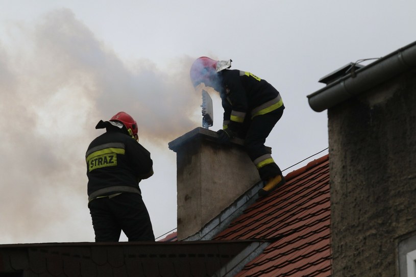 Problem pojawia się wraz z nadejściem jesieni. Czym grozi pożar sadzy w kominie?
