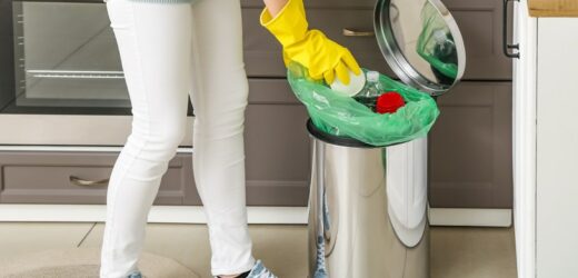 Nieprzyjemny aromat ze śmietnika wykręca nos? Wrzuć pełną łyżkę na dno kosza. Efekt natychmiastowy