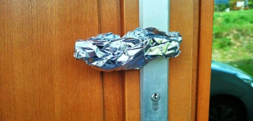 Folia aluminiowa u sąsiada na klamce? Powód może zaskoczyć