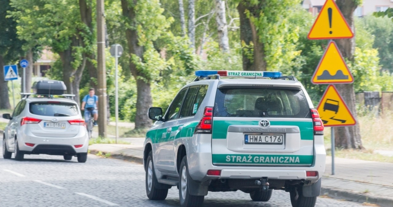 Pościg za busem z nielegalnymi imigrantami. Zatrzymano 10 osób